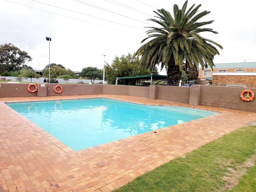 2 Bedroom Property for Sale in Oakglen Western Cape